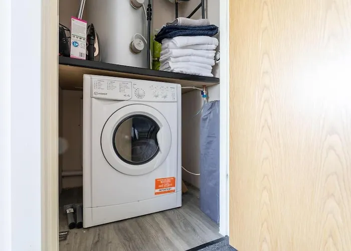 Bright 1 Bedroom Flat In Salford With Parking Available