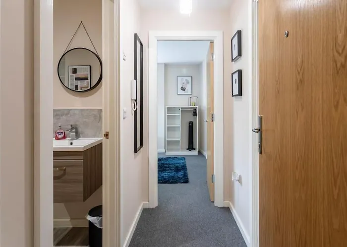 Bright 1 Bedroom Flat In Salford With Parking Available