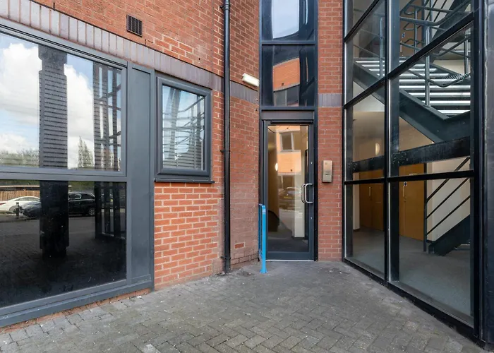 Bright 1 Bedroom Flat In Salford With Parking Available