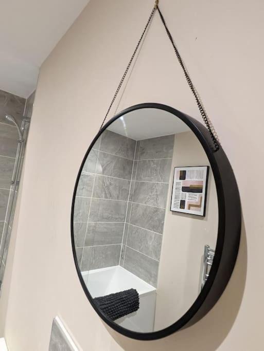 Bright 1 Bedroom Flat In Salford With Parking Available * Manchester