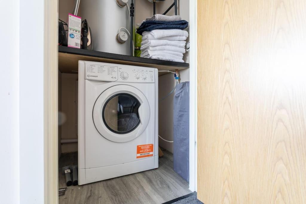 Bright 1 Bedroom Flat In Salford With Parking Available Apartment Manchester