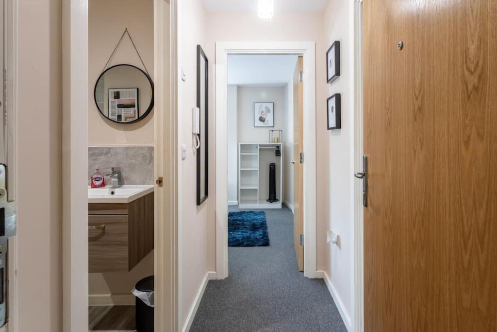 Bright 1 Bedroom Flat In Salford With Parking Available *