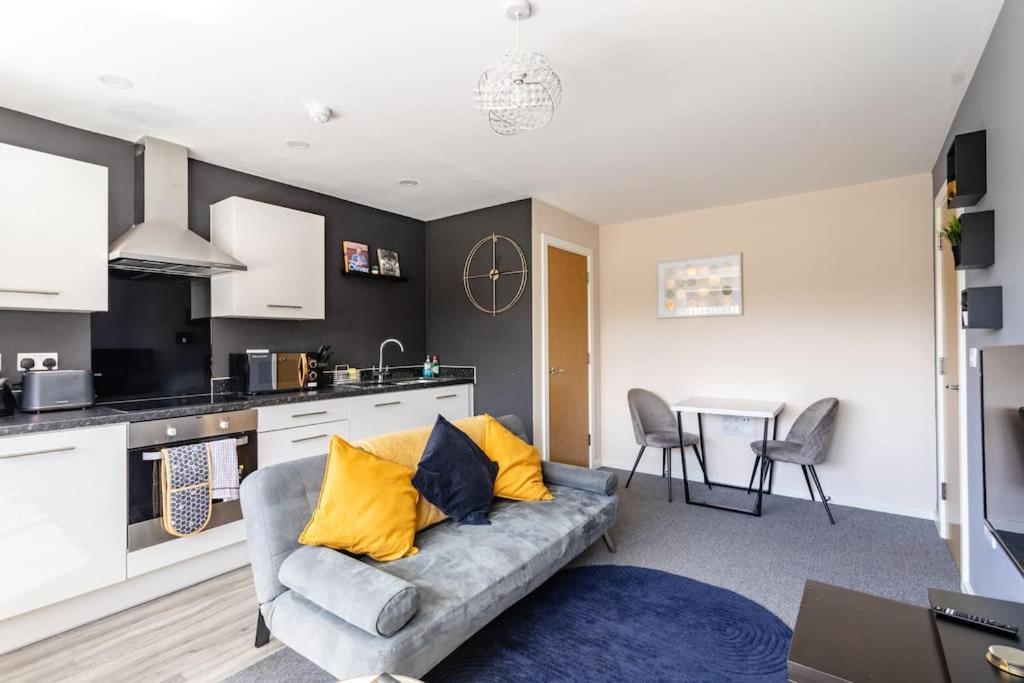 Bright 1 Bedroom Flat In Salford With Parking Available Manchester
