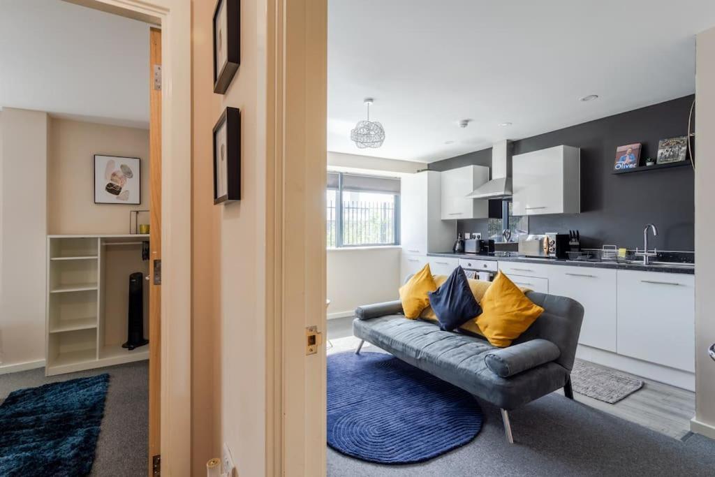 Bright 1 Bedroom Flat In Salford With Parking Available