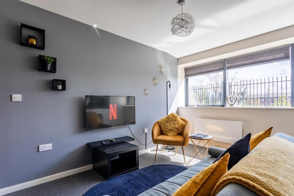 Bright 1 Bedroom Flat In Salford With Parking Available Apartment