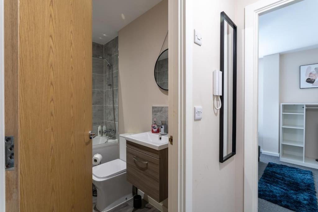 Bright 1 Bedroom Flat In Salford With Parking Available Apartment *