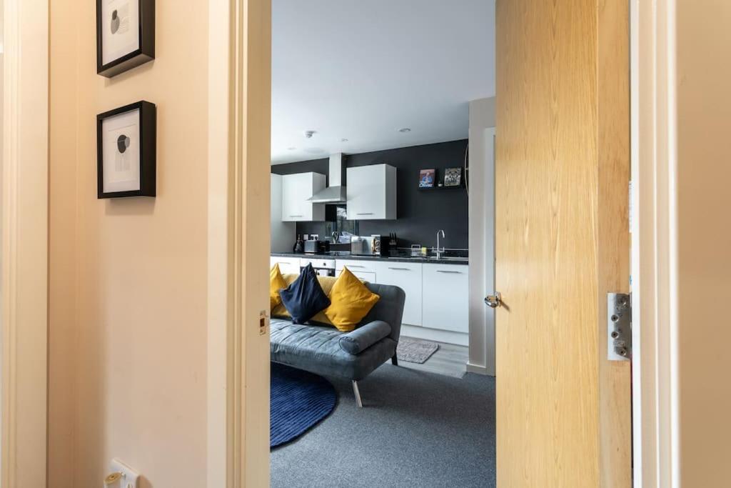 Apartment Bright 1 Bedroom Flat In Salford With Parking Available *