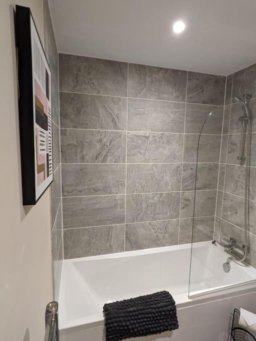 Bright 1 Bedroom Flat In Salford With Parking Available *