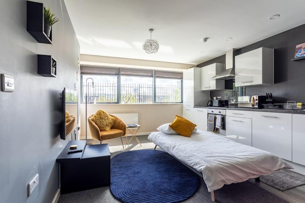 Bright 1 Bedroom Flat In Salford With Parking Available * Manchester