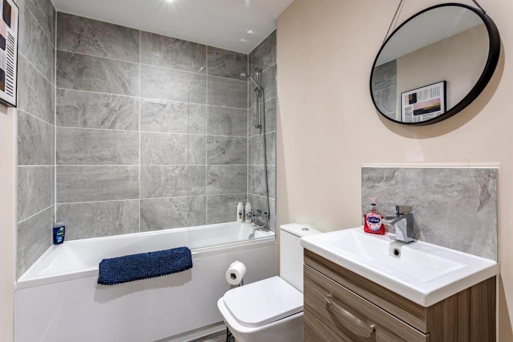 Apartment Bright 1 Bedroom Flat In Salford With Parking Available *