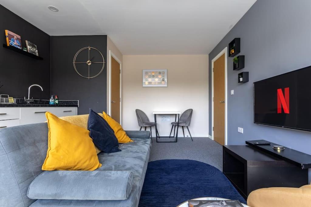 Bright 1 Bedroom Flat In Salford With Parking Available * Manchester