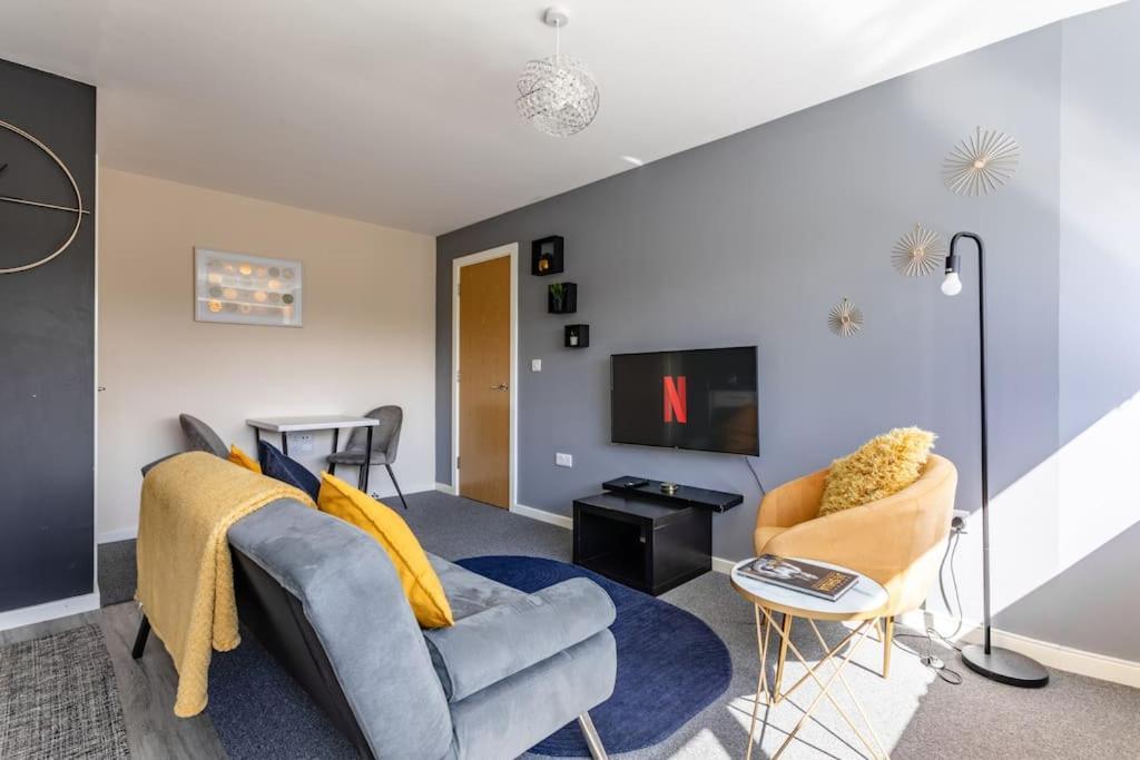 Bright 1 Bedroom Flat In Salford With Parking Available Manchester