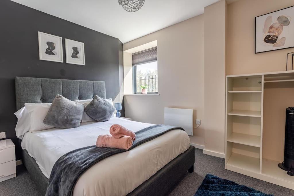 Bright 1 Bedroom Flat In Salford With Parking Available * Manchester