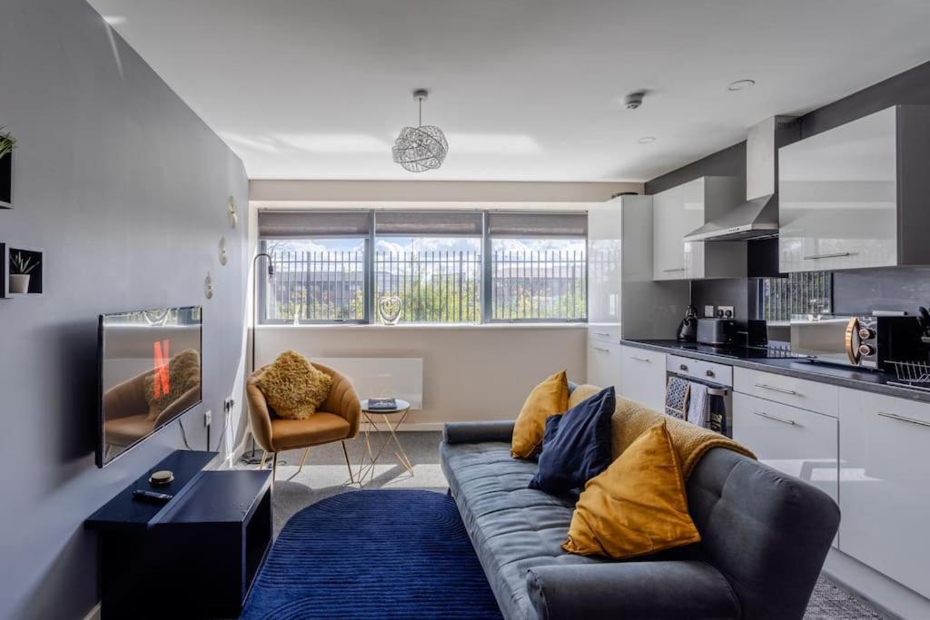 Bright 1 Bedroom Flat In Salford With Parking Available Apartment *